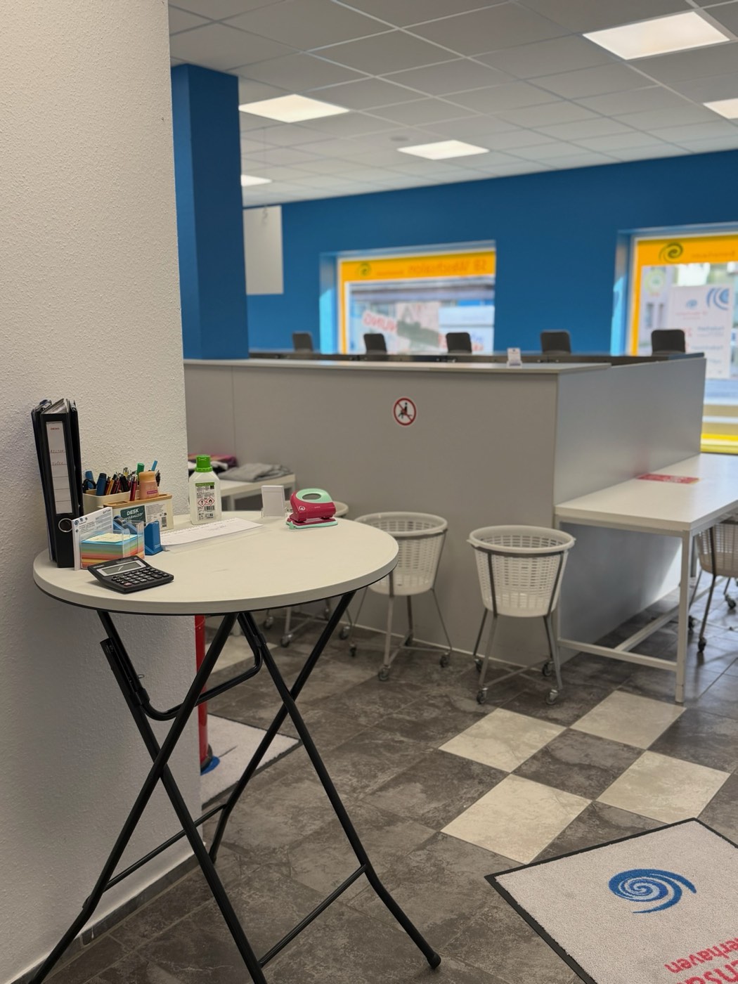Falttische und Bügelstation im SB Waschsalon Bremerhaven