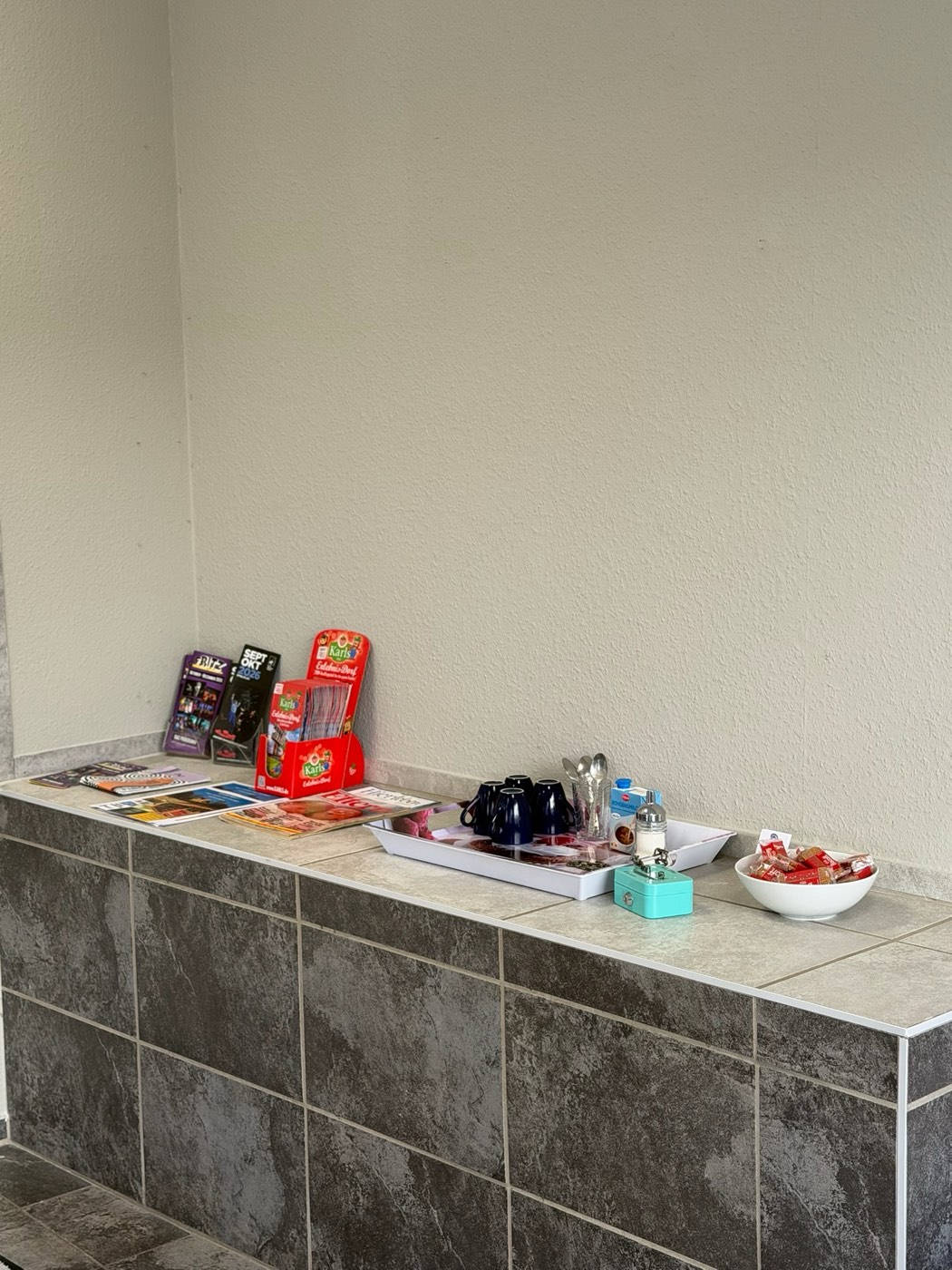 Kleine Sitzecke mit Aufmerksamkeiten im SB Waschsalon Bremerhaven