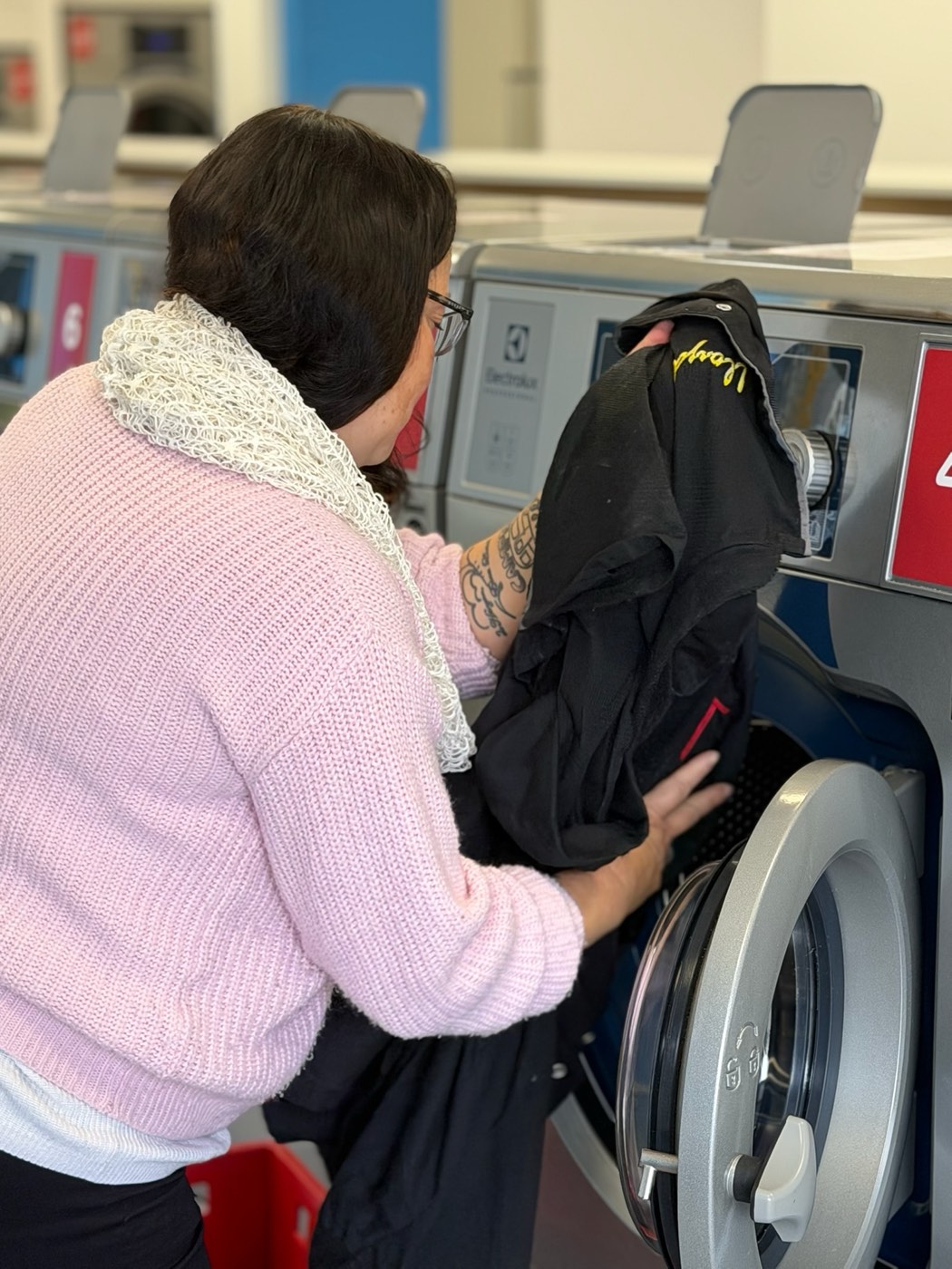 Wäsche wird in eine Maschine eingeladen im SB Waschsalon Bremerhaven